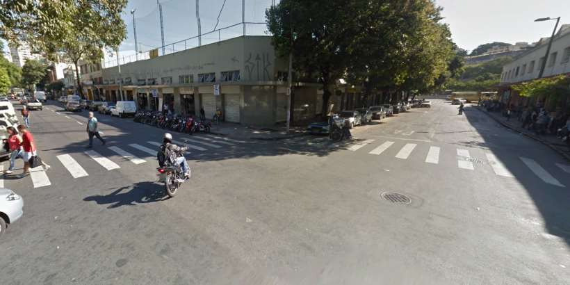 Carro capota em acidente no Centro de BH e cinco se ferem  - Google Street View/Reprodução