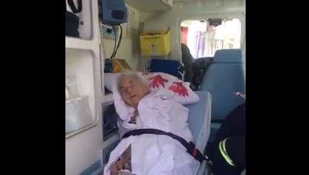 De maca em ambulância, idosa de 95 anos é levada para fazer prova de vida em BH - REprodução/Twitter