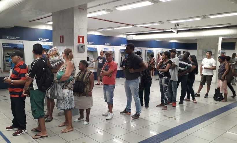 Pagar dívidas atrasadas é o objetivo dos primeiros a sacar o dinheiro do FGTS - Jair Amaral /EM/ D.A Press