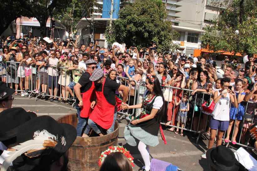 Festa Italiana de Belo Horizonte leva milhares de pessoas às ruas no Funcionários - Sidney Lopes. EM