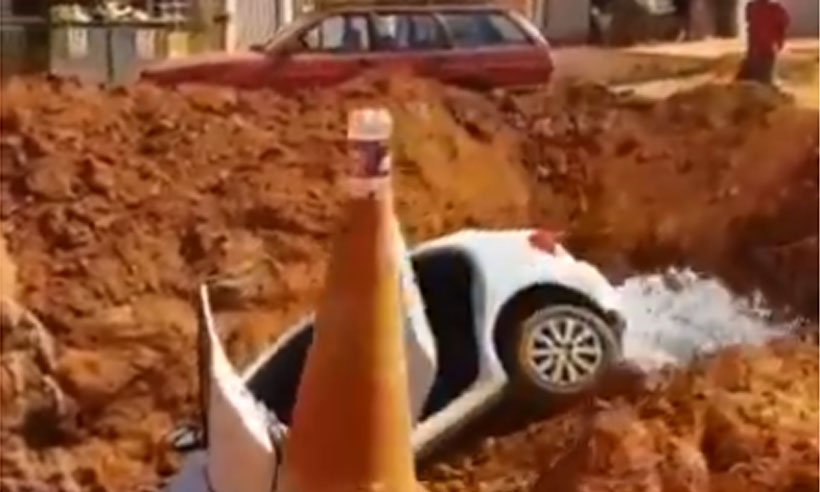 Homem espanca mulher e moradores jogam carro dele em vala - Reprodução