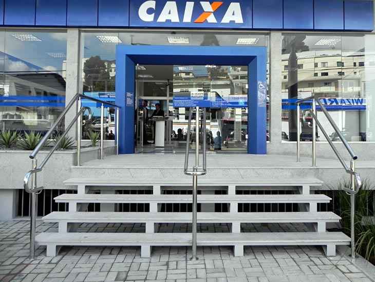 Homem saca dinheiro do caixa eletrônico e distribui na rua - Reprodução/internet