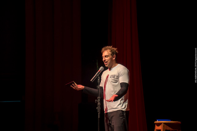 Léo Lins faz piada sobre Bolsonaro em show na cidade que &#8216;censurou&#8217; Gustavo Mendes