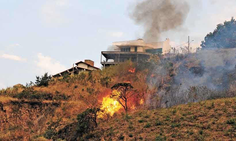 Vizinhos do fogo: chamas tiram o sono de moradores em vários bairros de BH - Ramon Lisboa/EM/D.A PRESS
