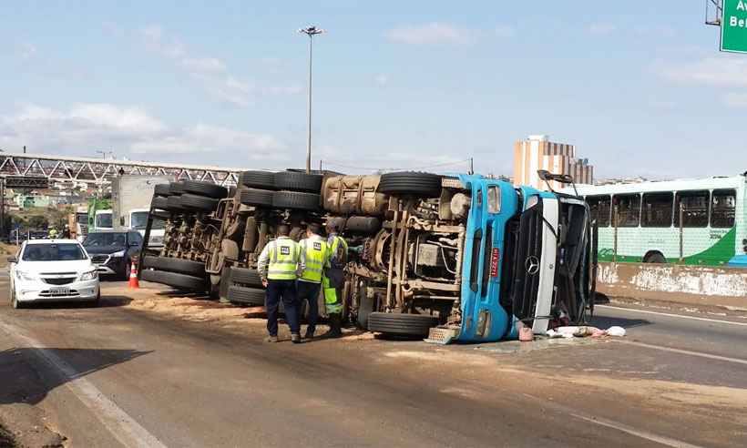 Acidente com carreta deixa ferido e provoca congestionamento no Anel Rodoviário - Paulo Filgueiras/EM/DA Press