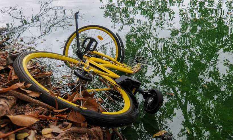 Flagrante: Bicicletas na orla da Lagoa da Pampulha são alvo de vandalismo - Leandro Couri/EM/D.A PRESS