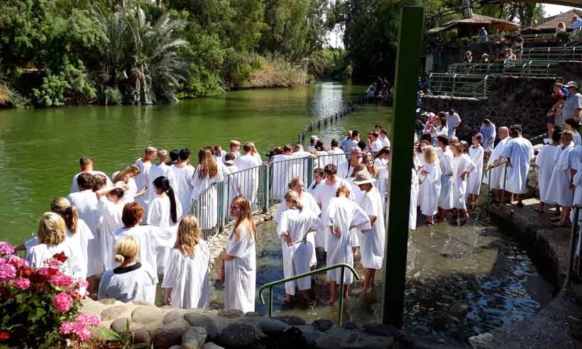 Reviva o batismo de Jesus nas águas cristalinas Rio Jordão  - gustavo werneck/em/d.a press