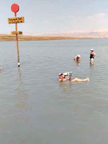 Experimente flutuar nas águas salgadas do Mar Morto - nei armstrong/millenium turismo de barbacena 