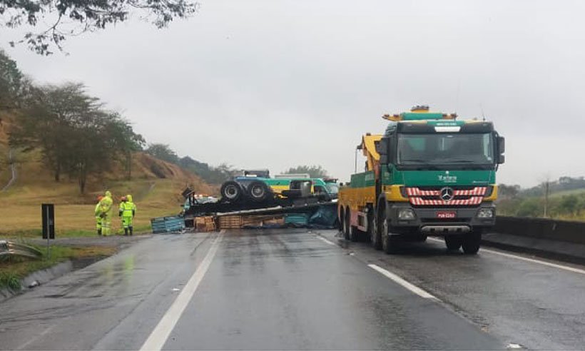 Caminhão capota e deixa um morto na BR-381, no Sul de Minas - PRF/Divulgação