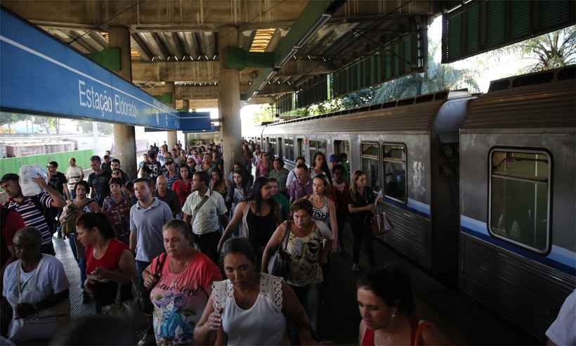 Após problema nas catracas, passageiros entram de graça no metrô no Eldorado - Rodrigo Clemente/EM/D.A Press - 15/07/2016