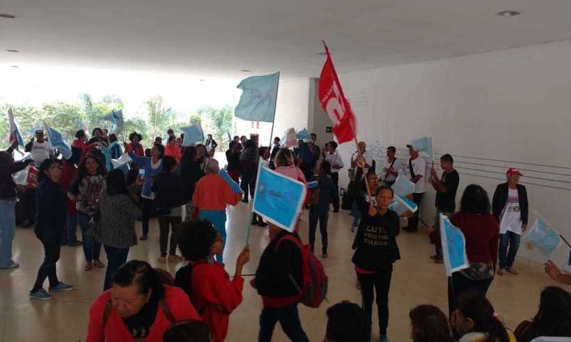Educadores fazem vigília na Cidade Administrativa antes de reunião com o governo - FotoStudium/Divulgação