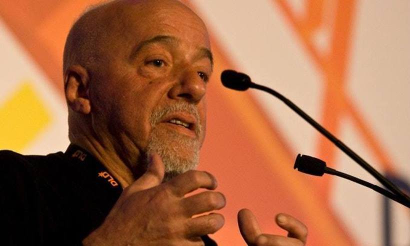 'Vou perder leitores, mas criticar Bolsonaro é compromisso histórico', diz Paulo Coelho - Reprodução/Facebook