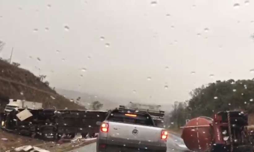 Carreta e ônibus tombam em acidente e deixam dezenas de feridos na BR-040 - CBMMG/Divulgação