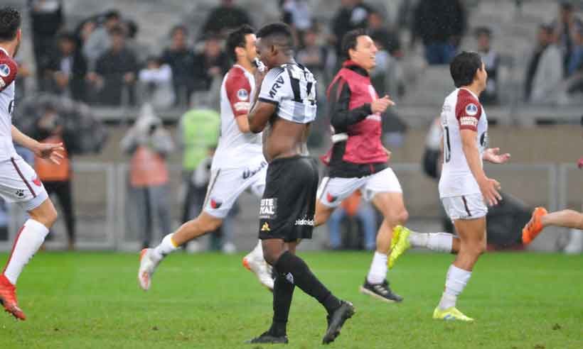 Atlético desclassificado: "Eliminados pelo Bangu da Argentina" - Alexandre Guzanshe/EM/D.A Press