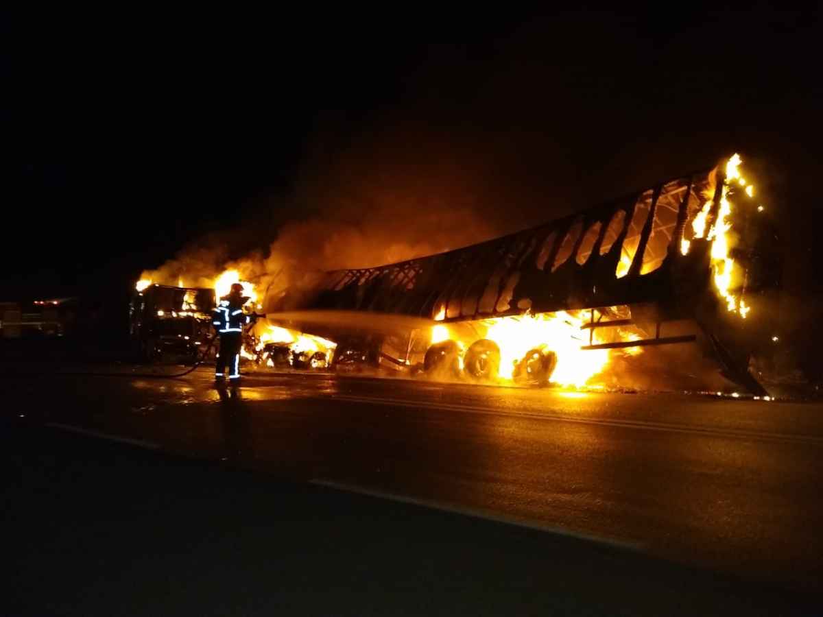 Batida entre ônibus e carreta deixa quatro mortos e 27 feridos na BR-365, no Triângulo Mineiro - Divulgação/PM