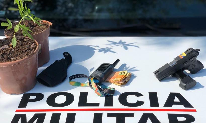 PM prende dois homens e apreende duas mudas de maconha no Aglomerado de Serra  - Polícia Militar (PM)/ Divulgação