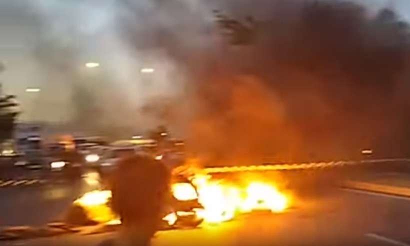 Manifestantes fecham dois sentidos da Via Expressa, em Contagem - Reprodução/Corpo de Bombeiros