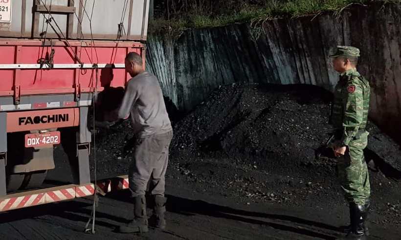  Operação conjunta de órgãos federais e estaduais conduz três pessoas por transporte de carvão de mata nativa - Polícia Militar/ Divulgação