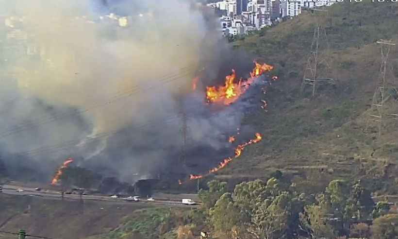 Incêndio atinge vegetação às margens do Anel Rodoviário  - Reprodução