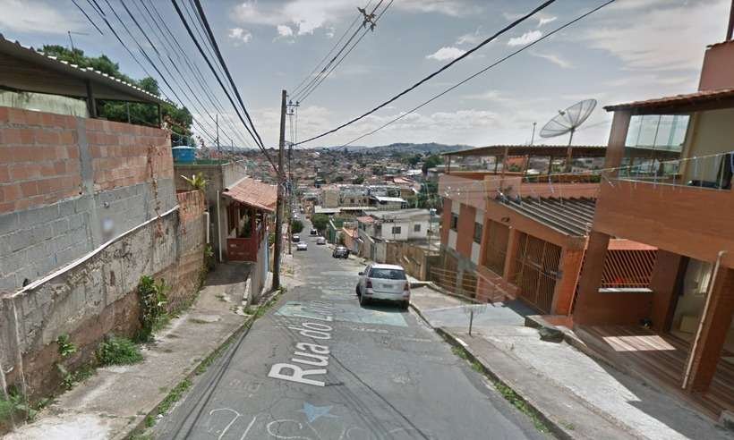 Trio assalta família que saía com carro da garagem nesta manhã em BH  - Google Street View/Reprodução