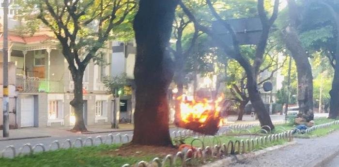 Pertences de morador de rua são queimados na Savassi - Edésio Ferreira/EM/D.A Press