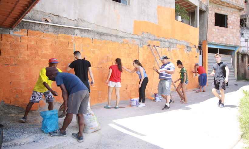 Voluntários pintam fachadas de casas em vila de BH - Edésio Ferreira/EM/D.A Press