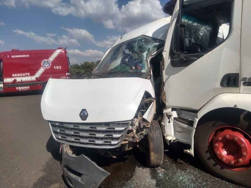 Motorista de van morre em batida contra caminhão-tanque na BR-262, em Uberaba - CBMMG Divulgação