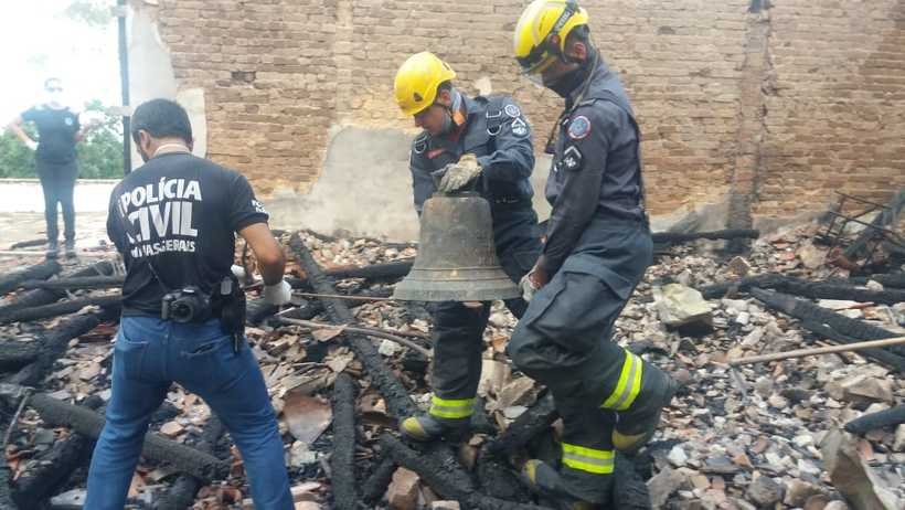 Bombeiros resgatam sino e crucifixo de escombros da igreja destruída pelo fogo em Diamantina - Márcia Betânia/divulgação