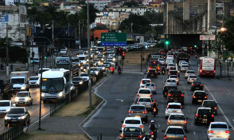 Avenida Cristiano Machado ainda aguarda obras de 2005 - Ramon Lisboa/EM/D.A Press