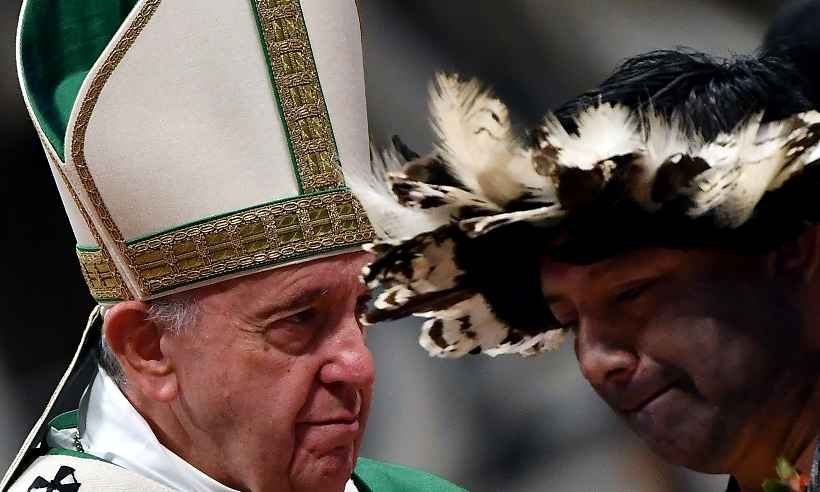 Papa Francisco homenageia penas dos indígenas no sínodo da Amazônia - Tiziana FABI / AFP
