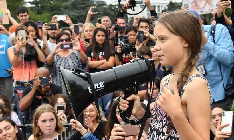 Boneco com rosto de Greta Thunberg aparece enforcado em ponte de Roma - Nicholas Kamm / AFP