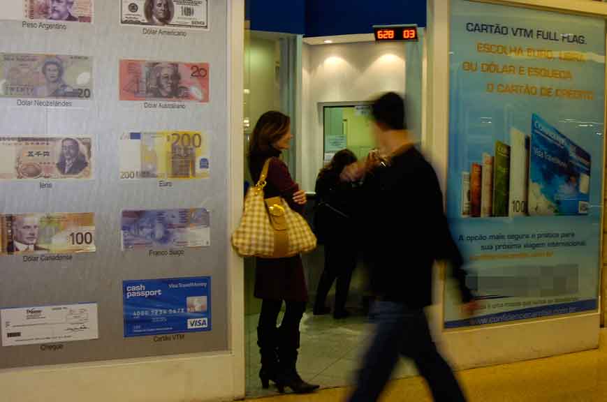  Projeto abre porta para conta em dólar no país - Cristina Horta/EM/D.A Press  26/7/11