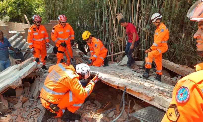 Casa desaba e uma pessoa morre soterrada em Confins - Corpo de Bombeiros/Divulgação