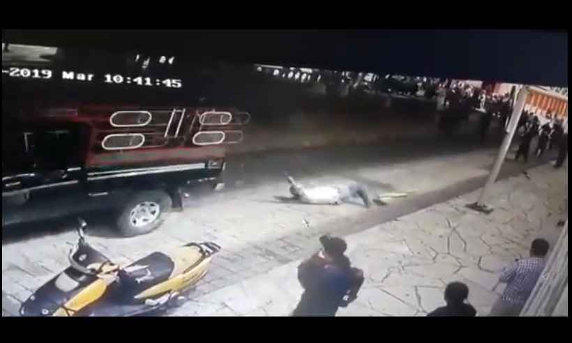 Protesto: prefeito que descumpriu promessas eleitorais é amarrado e arrastado por carro - Reprodução/Twitter/Câmera de segurança