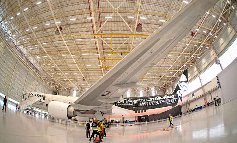 Latam e Disney lançam aeronave pintada com personagens de Star Wars - Júnior Schnel/Divulgação
