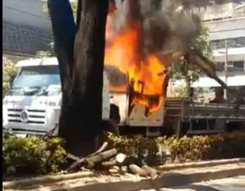 Caminhão pega fogo na Avenida do Contorno, em Lourdes 