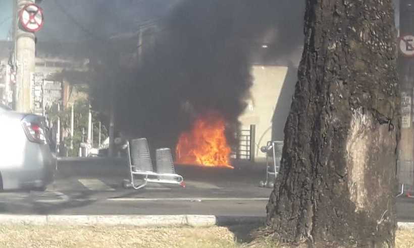 Carro pega fogo na Avenida do Contorno e bombeiros são acionados - Túlio Kaizer/EM/D.A Press