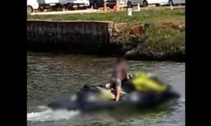 VÍDEO: Criança é flagrada pilotando jet ski em meio a banhistas no lago - Reprodução/Youtube