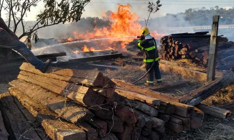 Madeiras são mergulhadas em 'óleo' e pegam fogo em Santa Luzia - CBMG/Divulgação