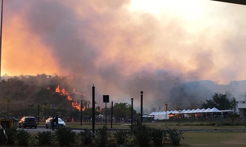 Incêndio na Cidade Administrativa mobiliza aeronaves do Corpo de Bombeiros  - Rita Vieira 