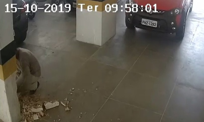 Vídeo mostra operário quebrando coluna de prédio que desabou em Fortaleza - Reprodução/Youtube