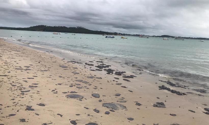 Mancha de óleo atinge praia de Carneiros e população se mobiliza para limpeza - Fellipe Figueiroa