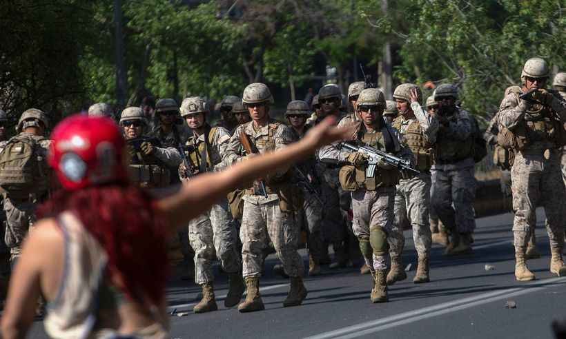 Pelo menos 11 pessoas morrem e 1.500 foram detidas em protestos no Chile - AFP / CLAUDIO REYES 
