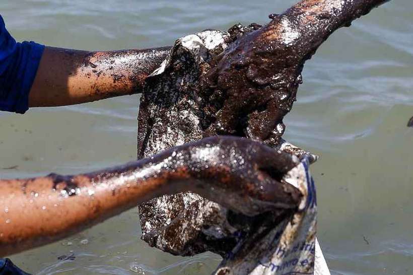 Marinha diz que 900 toneladas de óleo foram retiradas das praias do Nordeste - Leandro de Santana/Esp. DP 