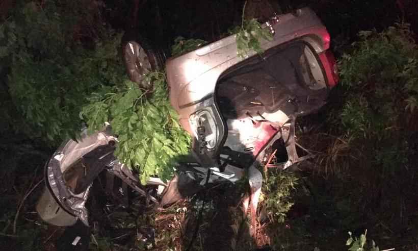 Carro capota e deixa dois mortos e dois feridos no Triângulo Mineiro - CBMMG Araguari/ Divulgação