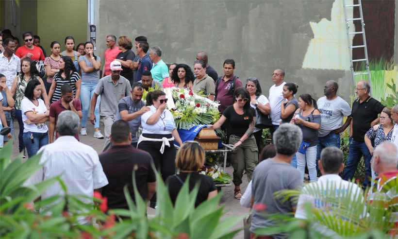 Comoção marca adeus a pintor atingido por avião no Bairro Caiçara - Túlio Santos/EM/D.A Press