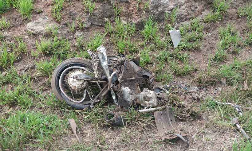 Motociclista morre após ser atingido por caminhão que invadiu a contramão no Sul de Minas - PRF/Divulgação