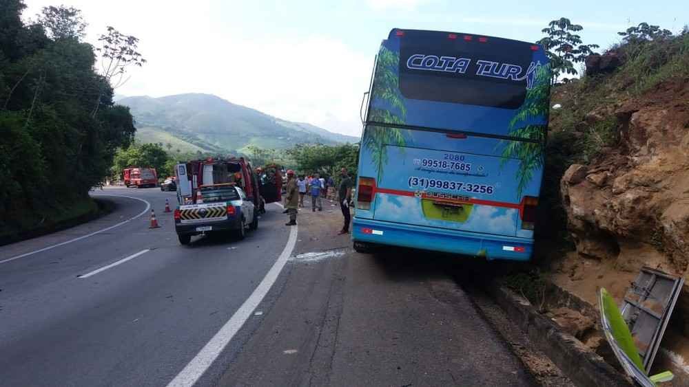 Dois morrem e 55 se ferem em acidente com ônibus de MG no RJ - Divulgação/PRF
