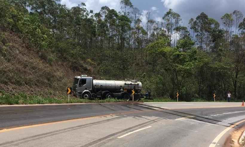 BR-356 fica interditada após acidente com caminhão carregado com soda cáustica - Redes Sociais/Divulgação
