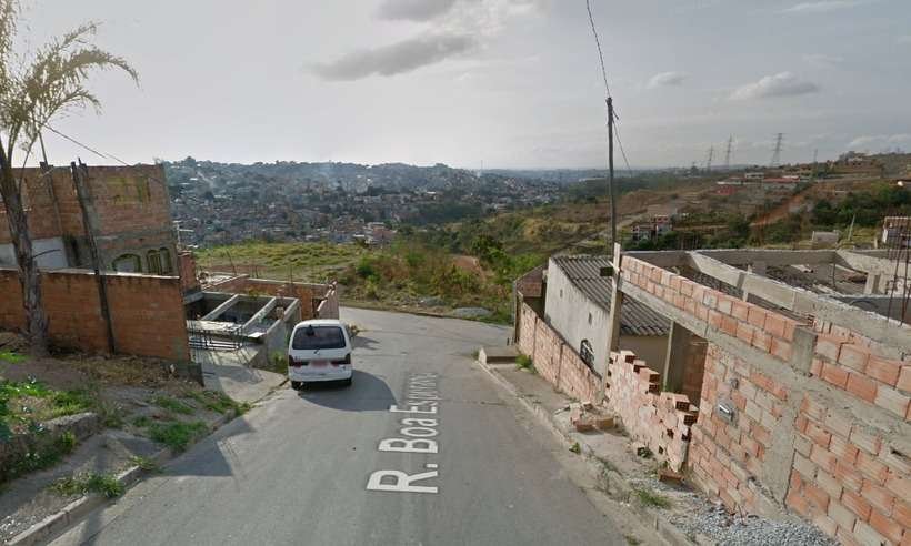 Idoso é resgatado por bombeiros após ficar sob escombros em desabamento de muro  - Google Street View/Reprodução